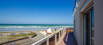 Appart'en Mer, on the beach