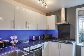 Cottage | Private kitchen | Full-size fridge, oven, stovetop, dishwasher