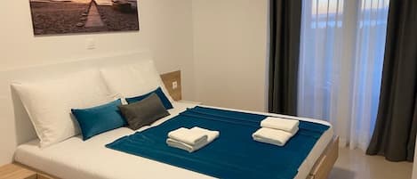 3 عدّة غرف نوم وخزنة داخل الغرفة ومكتب ومكواة/لوح كي