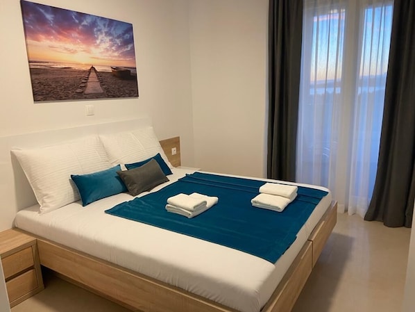 3 bedrooms, in-room safe, desk, iron/ironing board