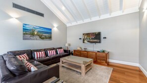 TV, fireplace, Netflix, streaming services - Horizons at Hyams Beach, Jervis Bay (Hyams Beach)