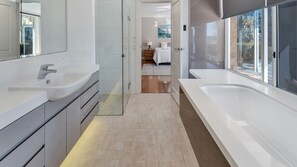 Bathtub, towels - Horizons at Hyams Beach, Jervis Bay (Hyams Beach)