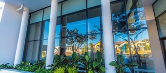 Stylish, modern king hotel room in Brisbane