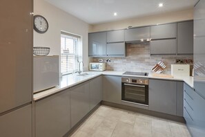 House, 3 Bedrooms | Private kitchen | Full-size fridge, microwave, oven, stovetop