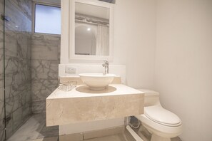 Ensemble douche/baignoire, serviettes fournies, shampoing