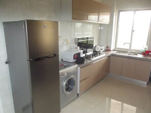 Kühlschrank, Mikrowelle, Ofen, Wasserkocher