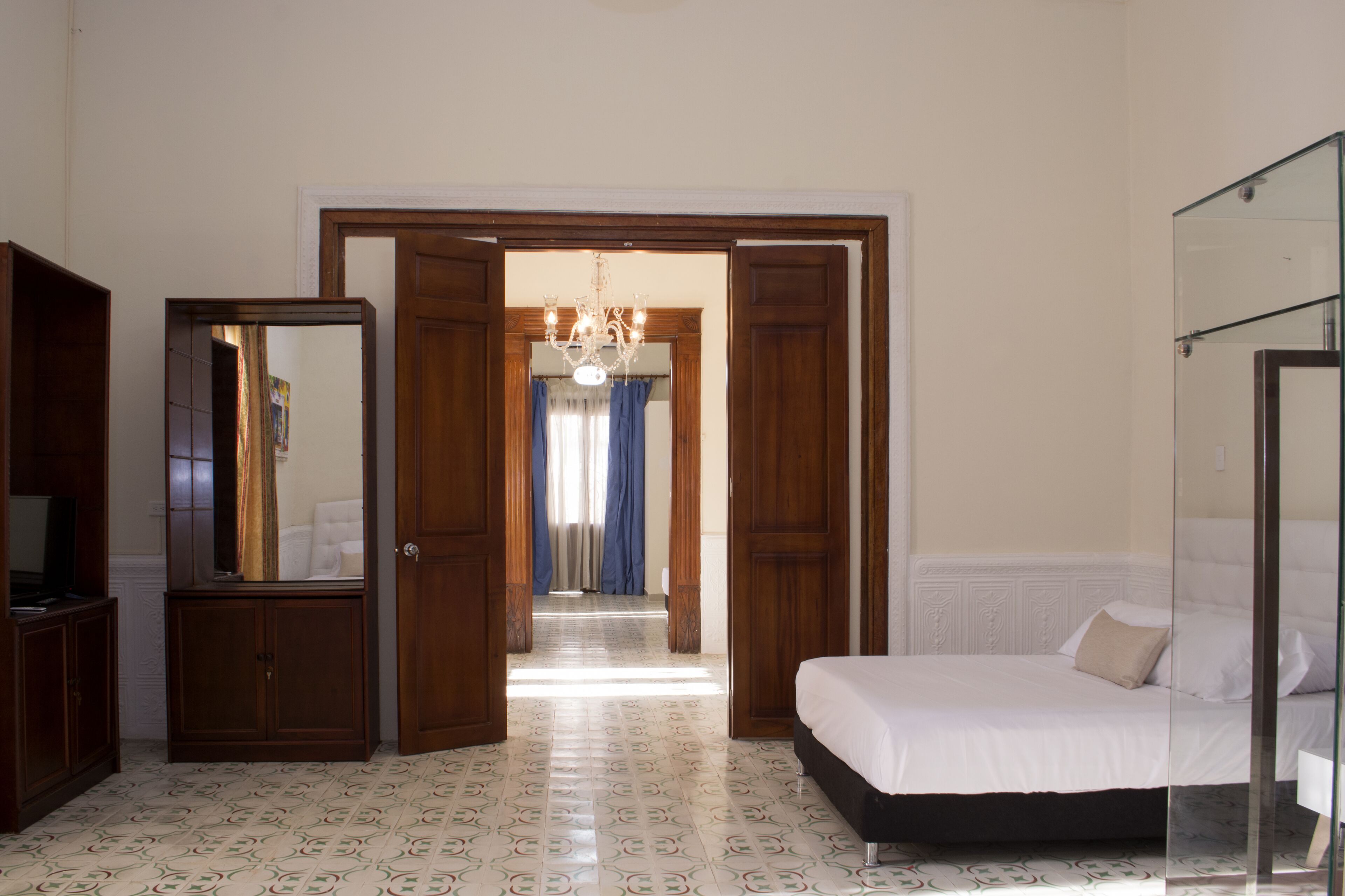 Beautiful 11 Bedroom Mansion Near the Old City