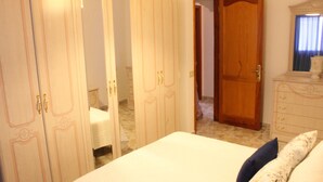 A bedroom with a bed, a wardrobe, and a dresser. - Mele Sky Beach, 1, sea views, terrace and sun (Lomo Quiebre)