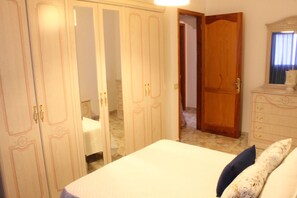 3 makuuhuonetta, silitysrauta/-lauta, ilmainen Wi-Fi, vuodevaatteet