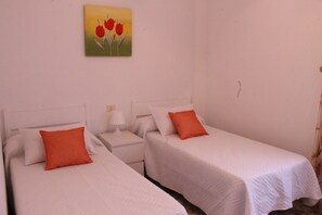 3 slaapkamers, een strijkplank/strijkijzer, gratis wifi, beddengoed