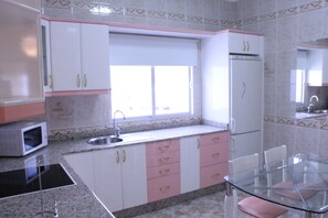 Jääkaappi, mikroaaltouuni, uuni, liesi