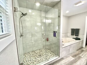 Duschwanne, Whirlpool, Haartrockner, Handtücher