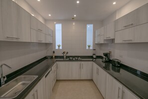 Réfrigérateur, micro-ondes, plaque de cuisson