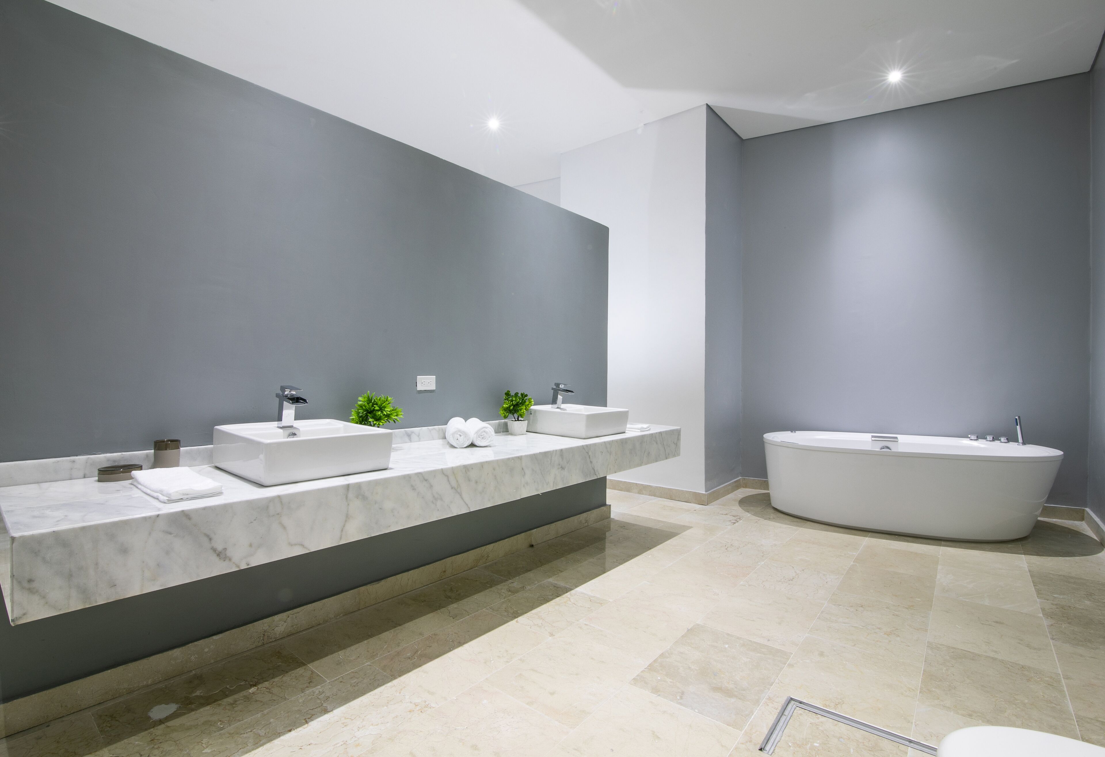 Baignoire, serviettes fournies, shampoing