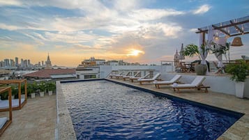 Una piscina cubierta
