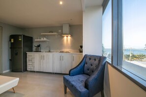 Frigorifero, microonde, piano cottura, macchina per tè/caffè