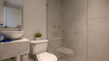 Ensemble douche/baignoire, serviettes fournies