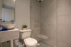 Combined shower/bathtub, towels