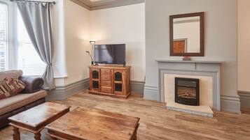 Apartment | Living area | Flat-screen TV