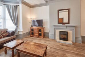 Apartemen | Area keluarga | TV layar datar