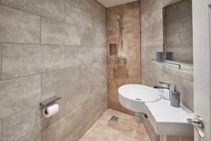 Apartment | Bathroom | Bathtub, free toiletries, hair dryer, towels
