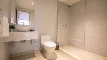 Combined shower/tub, towels