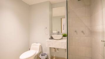 Combined shower/tub, towels