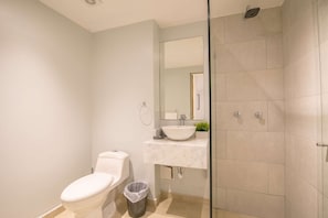 Ensemble douche/baignoire, serviettes fournies
