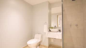 Combined shower/tub, towels