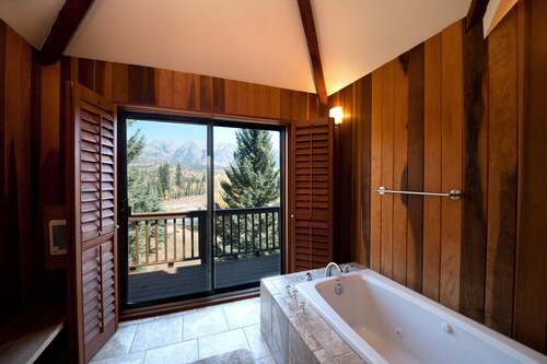 Cascade Village Condo/ Deck/ Mountain Views/ Heated Pool/Hot Tubs