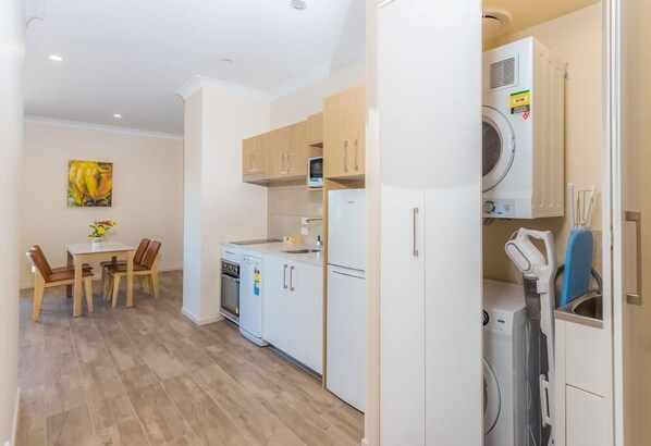 Fridge, microwave, coffee/tea maker, cookware/dishes/utensils - Stylish & spacious 1 BRM king bed apartment (Windsor)