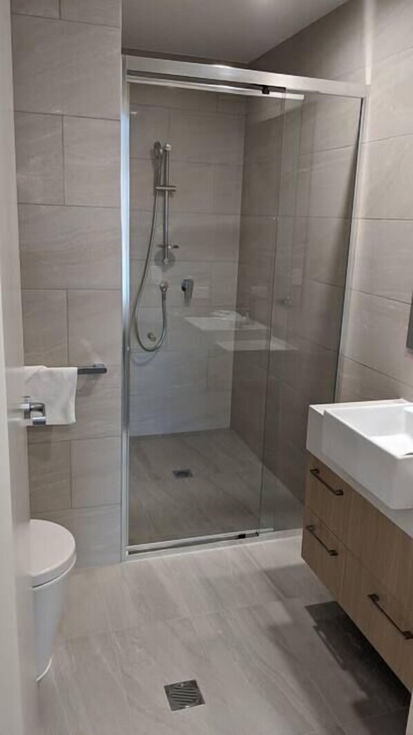 Dusche, Haartrockner, HandtĂŒcher