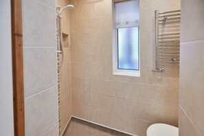 Cottage | Bathroom | Shower, towels - Groveside Cottage (Saltburn-by-the-Sea)