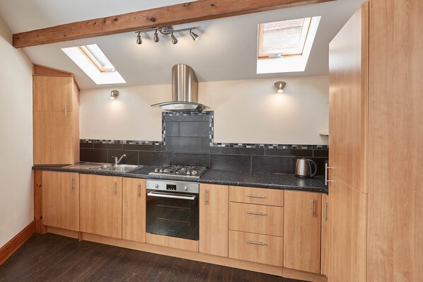 Cottage | Private kitchen | Full-size fridge, microwave, oven, stovetop