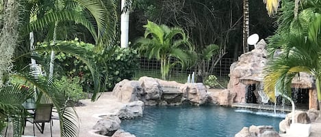 حمّام سباحة مُدفَّأ