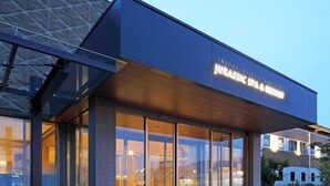 A modern building with a glass facade and a sign that reads "JULIUSIC SPA & RESORT". - Inn Juraku Formerly Spa Riraku (Toon)