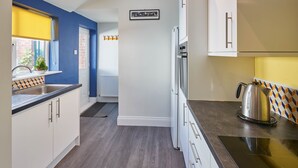House | Private kitchen | Full-size fridge, microwave, oven, stovetop - Artist House (Saltburn-by-the-Sea)