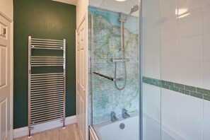Maison | Salle de bain | Ensemble baignoire-douche, serviettes fournies, papier de toilette