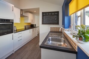 House | Private kitchen | Full-sized fridge, microwave, oven, stovetop - Artist House (Saltburn-by-the-Sea)