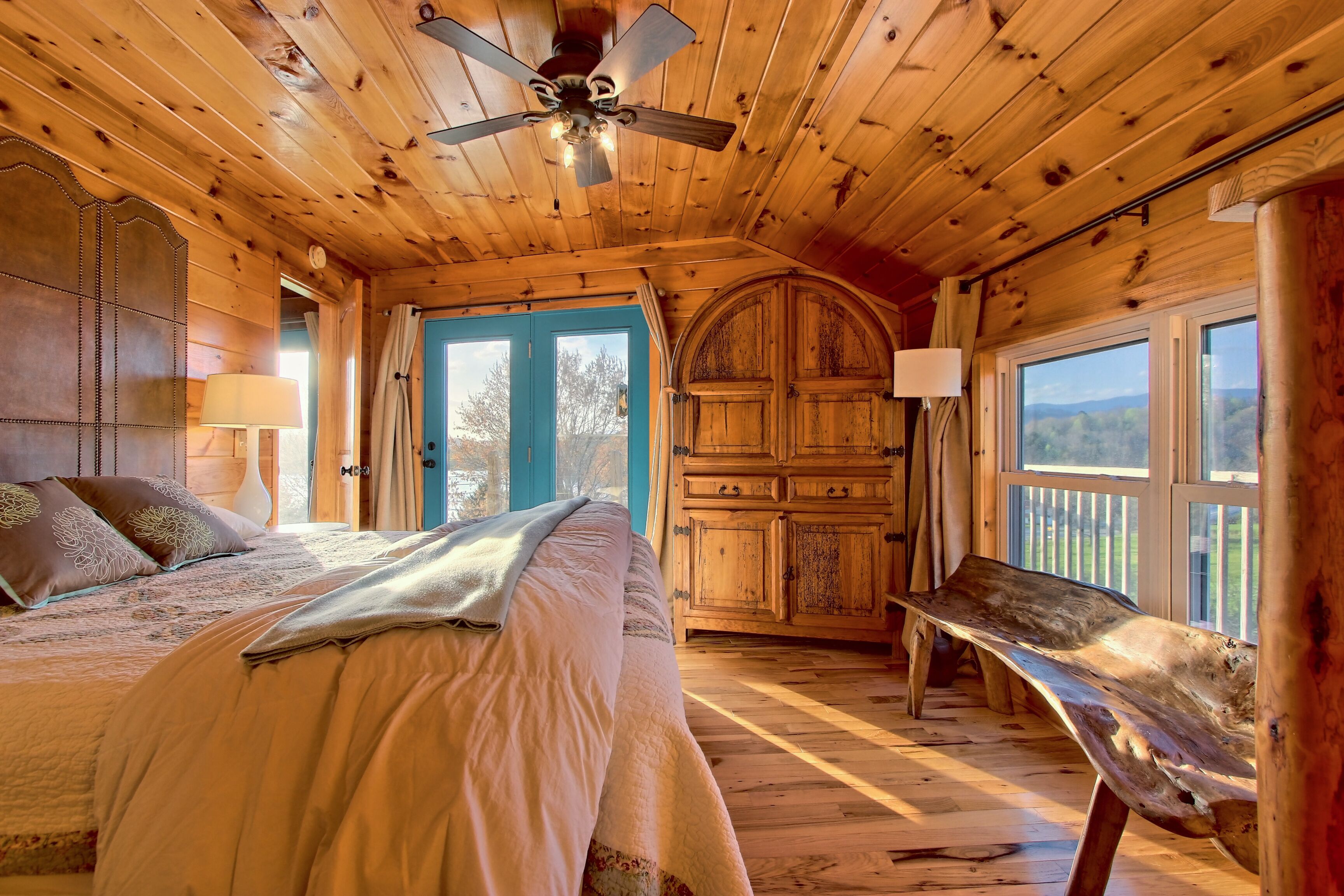 Emaline's Cottage @ Lake Chatuge.."Bright, airy and comfortable!"