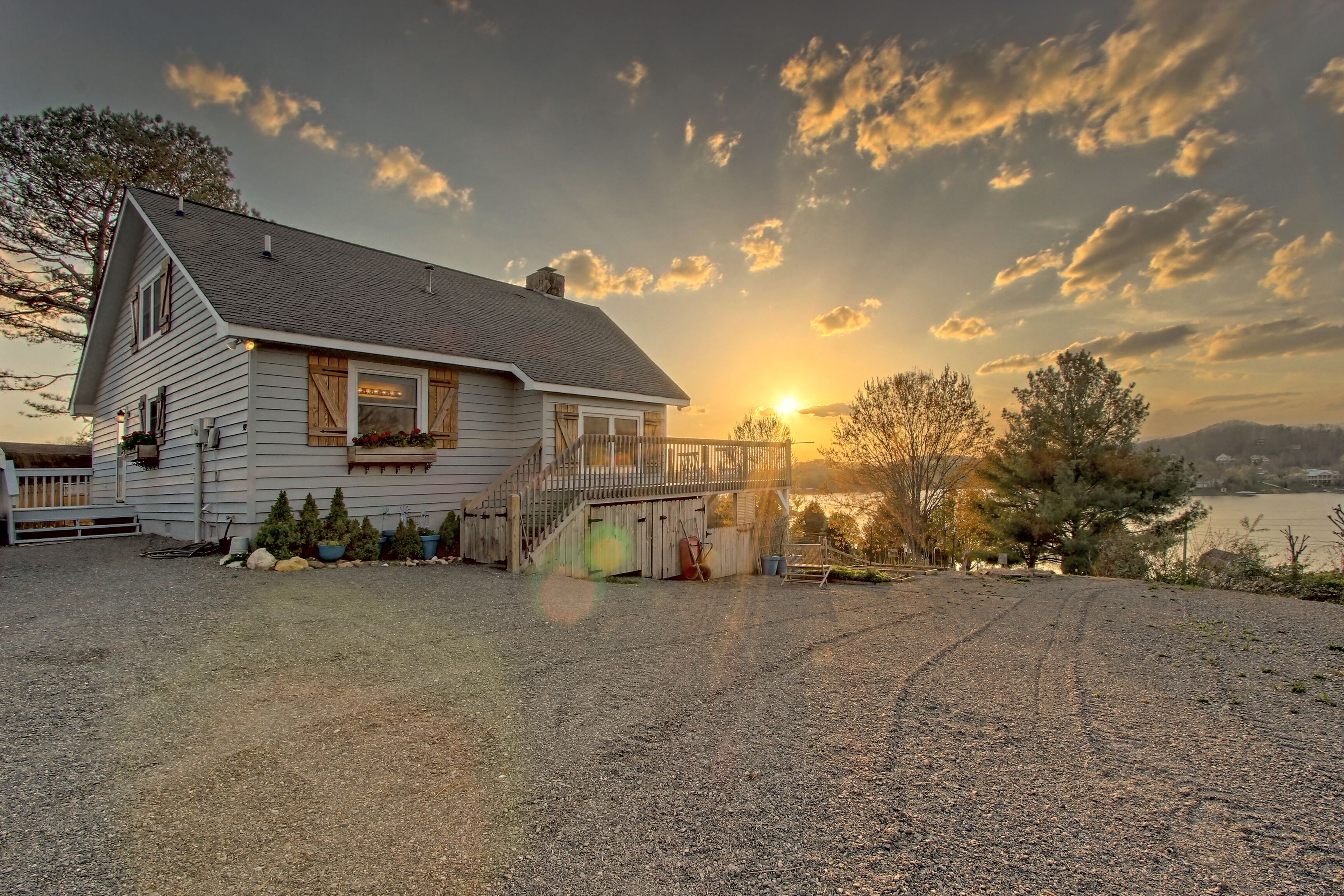 Emaline's Cottage @ Lake Chatuge.."Bright, airy and comfortable!"
