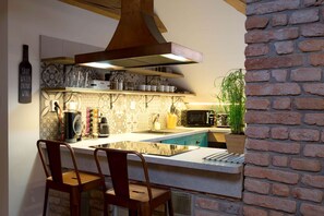 Kjøleskap, mikrobølgeovn, ovn og kokeplater