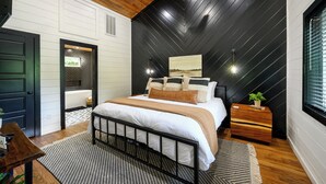 Ein Schlafzimmer mit Bett, Nachttisch und Fenster.