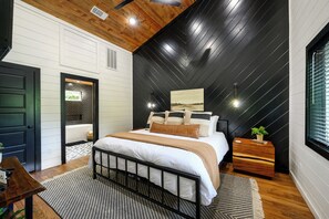 Ein Schlafzimmer mit Bett, Nachttisch und Fenster.