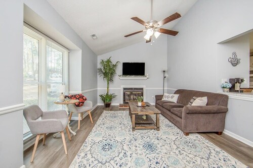 Cozy 2BR Quadraplex Minutes to Ft Bragg w/ Deck