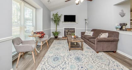 Cozy 2BR Quadraplex Minutes to Ft Bragg w/ Deck