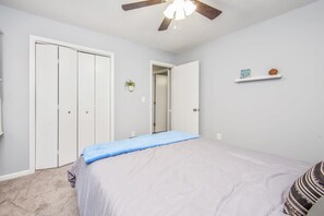 2 chambres, fer et planche à repasser, Wi-Fi, draps fournis