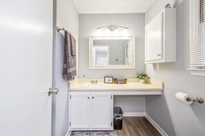 Badewanne, Haartrockner, Seife, Shampoo