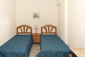 1 slaapkamer, een strijkplank/strijkijzer, beddengoed