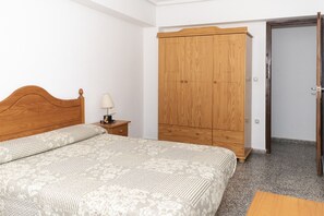 1 chambre, fer et planche à repasser, draps fournis